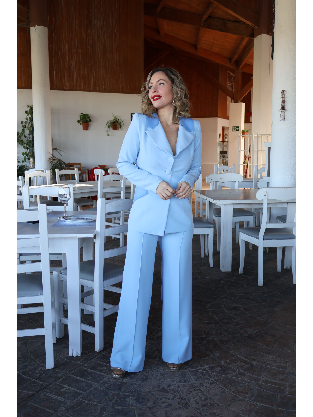 Traje de chaqueta y pantalón de fiesta en color celeste.