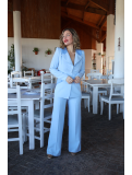 Traje de chaqueta y pantalón de fiesta en color celeste.