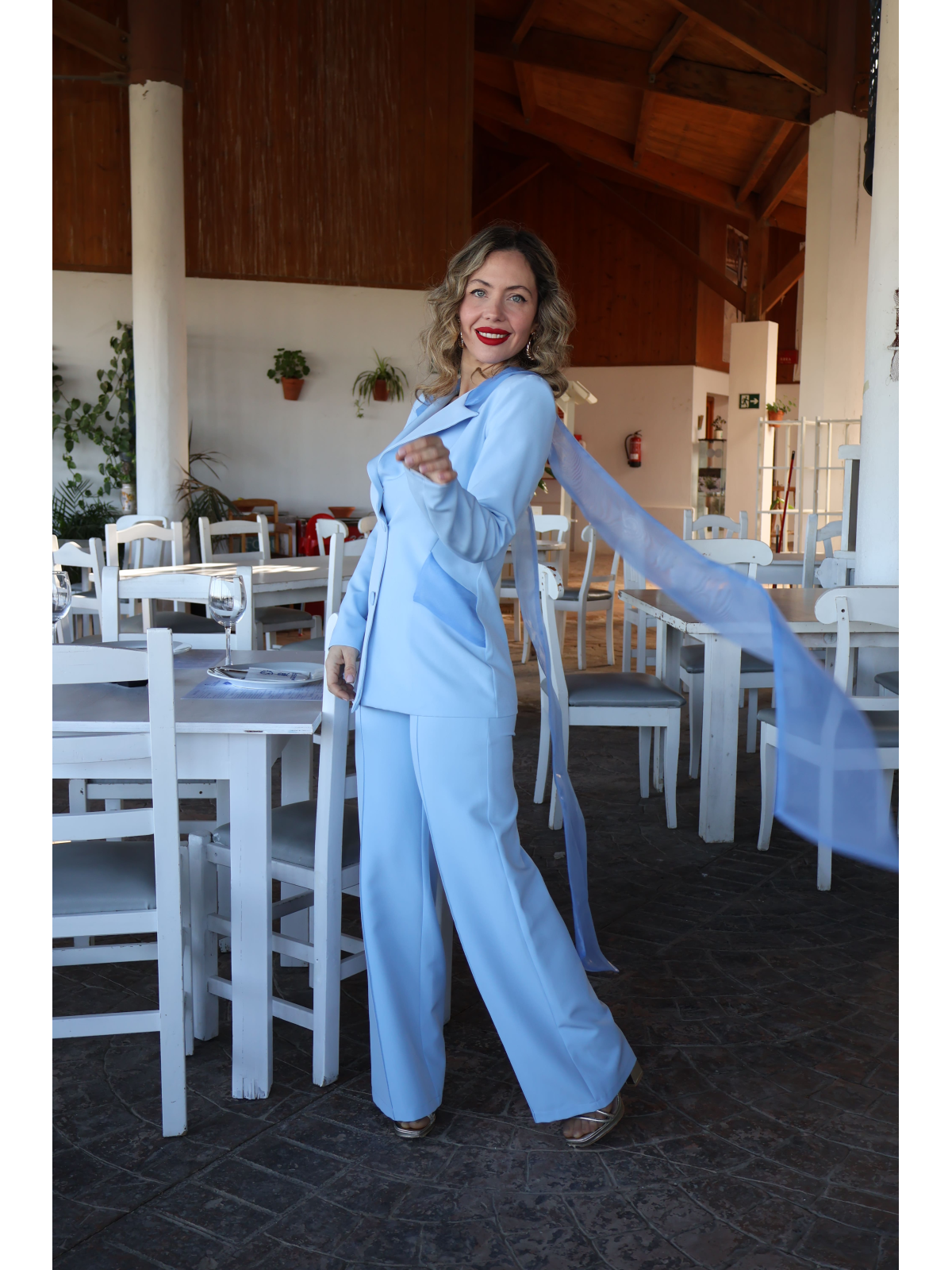 Traje de chaqueta y pantalón de fiesta en color celeste.