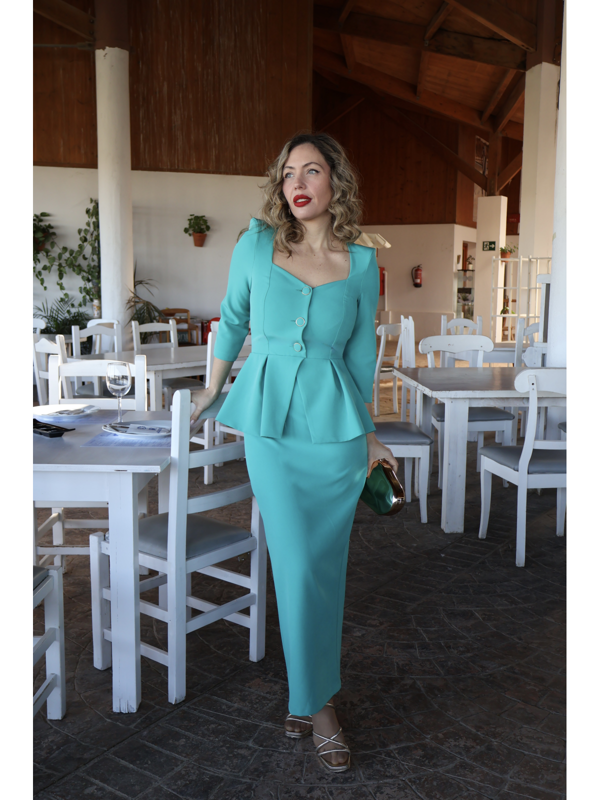 Vestido de fiesta midi, ideal para invitadas de boda.