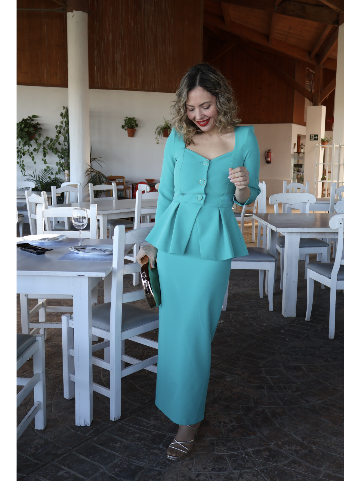 Vestido de fiesta midi, ideal para invitadas de boda.