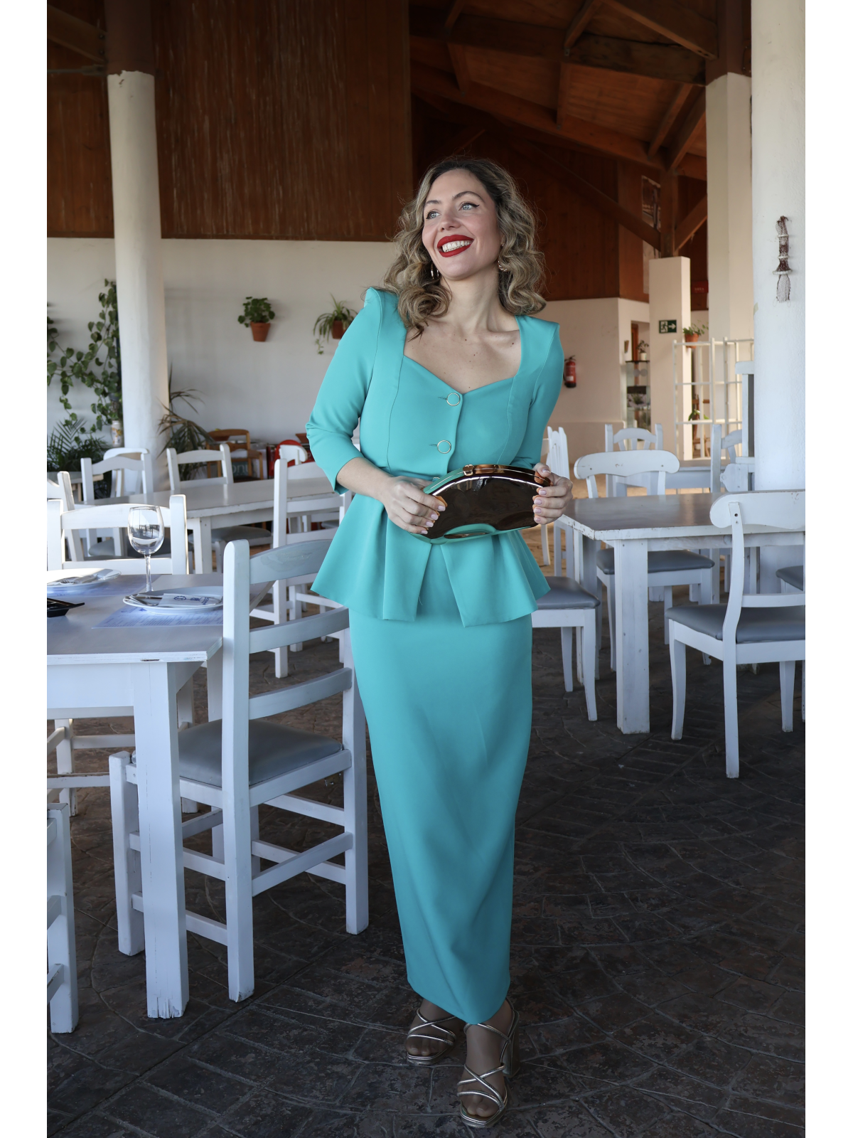 Vestido de fiesta midi, ideal para invitadas de boda.