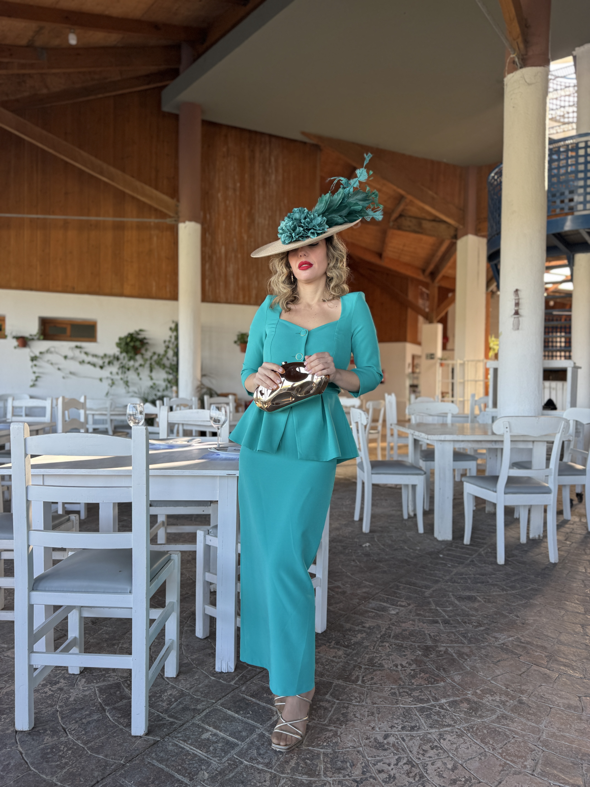 Vestido de fiesta midi, ideal para invitadas de boda.