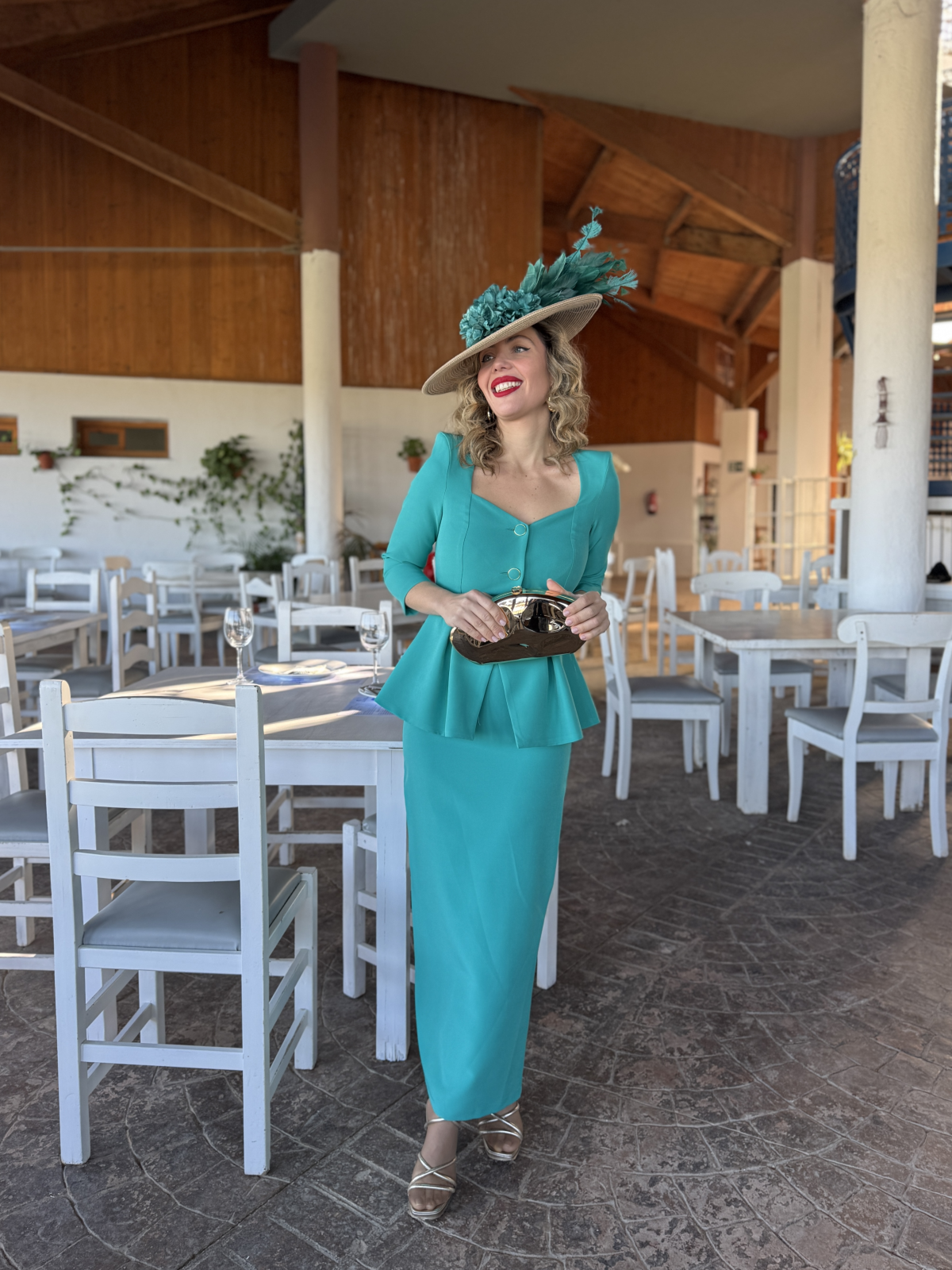 Vestido de fiesta midi, ideal para invitadas de boda.