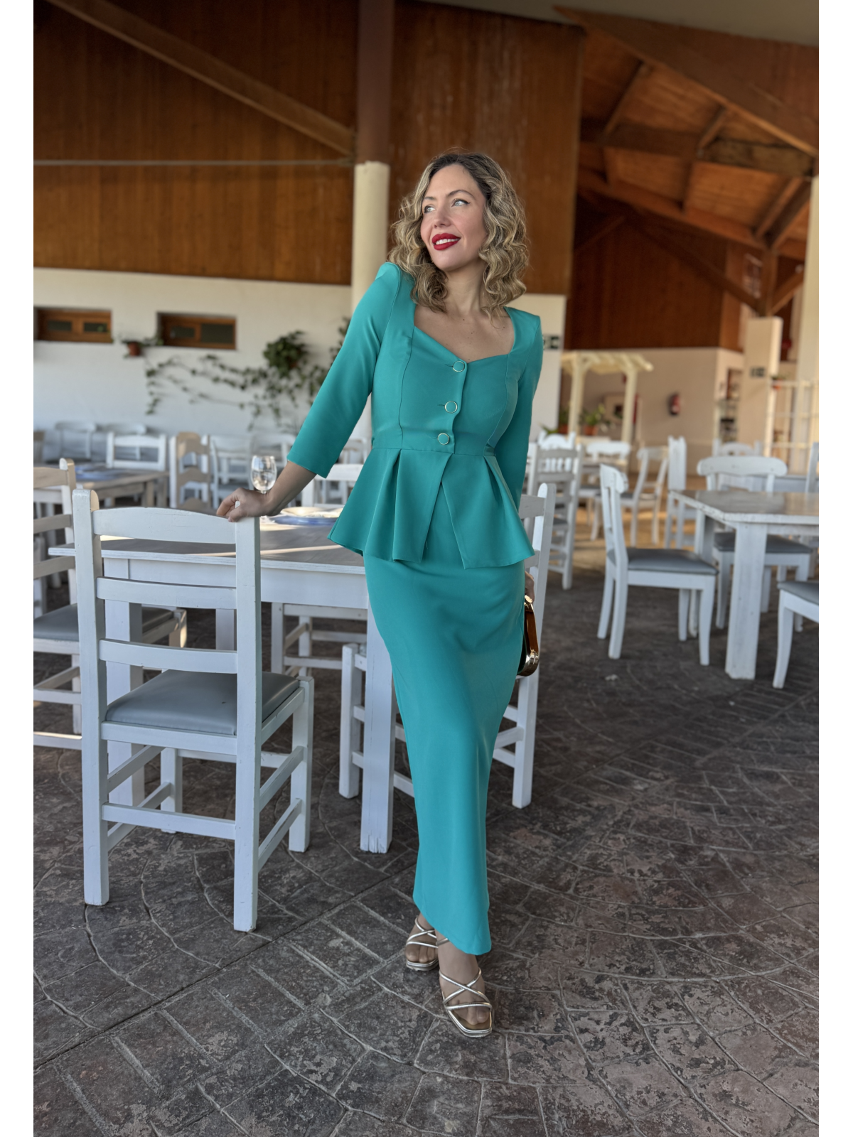 Vestido de fiesta midi, ideal para invitadas de boda.