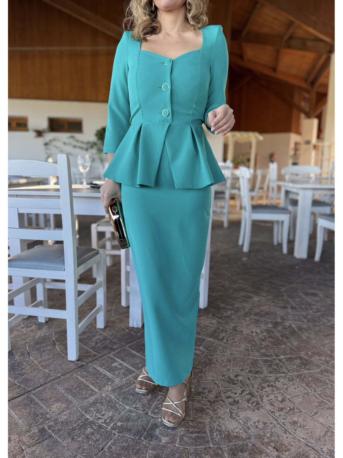 Vestido de fiesta midi, ideal para invitadas de boda.