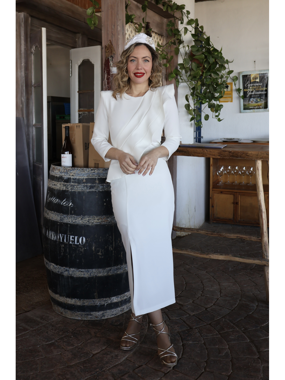 Vestido midi en color blanco.