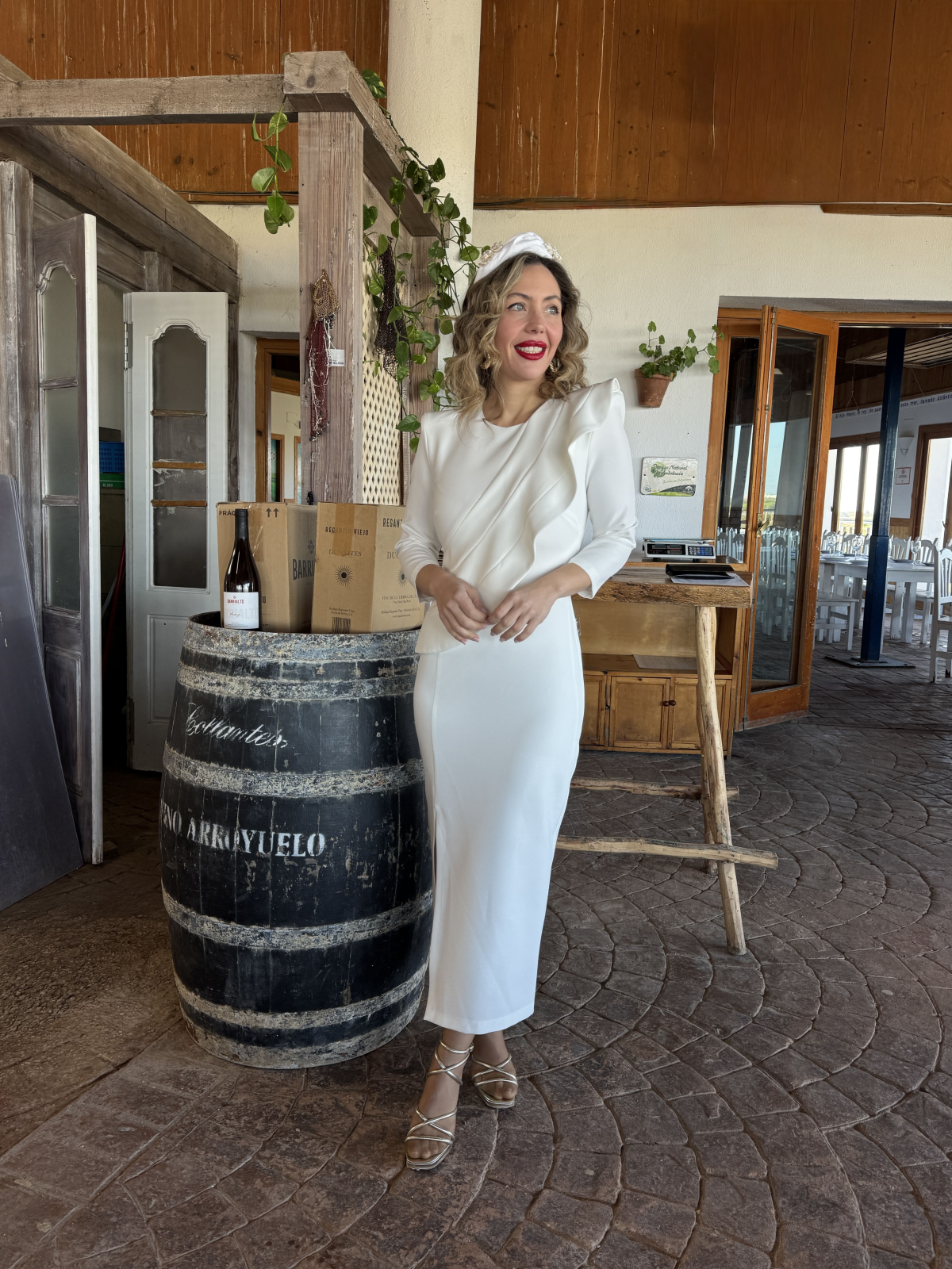 Vestido midi en color blanco.