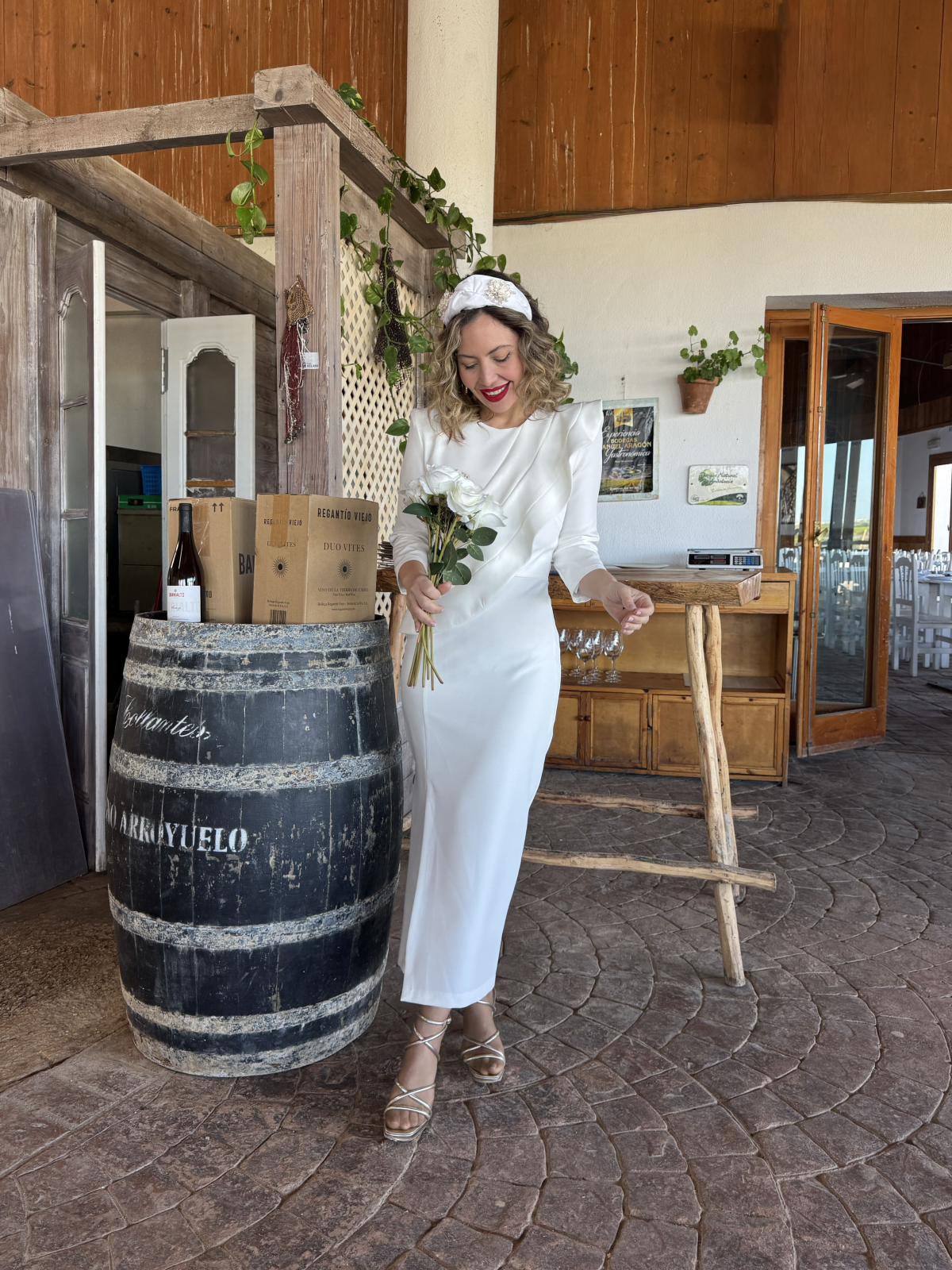 Vestido midi en color blanco.