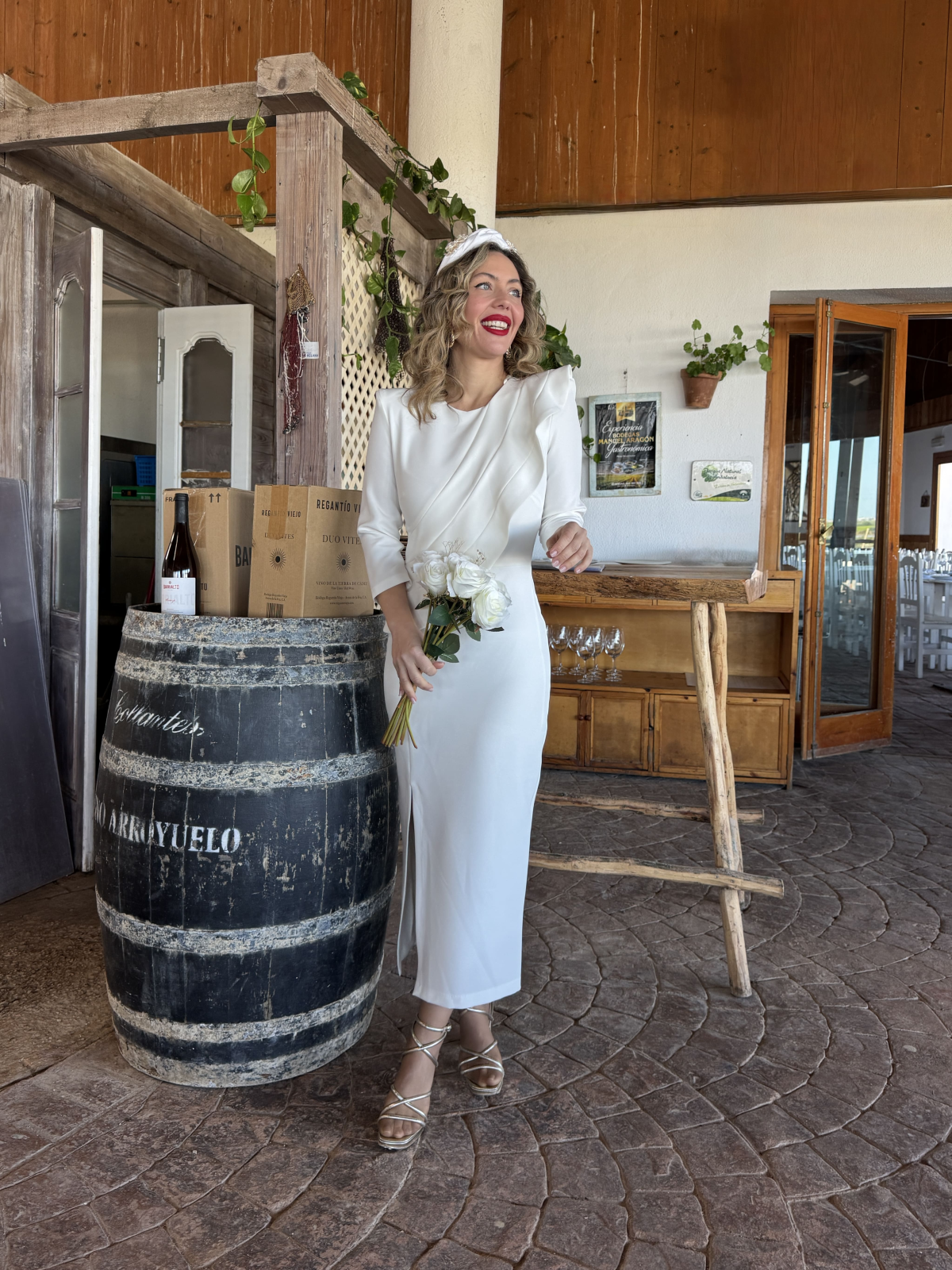 Vestido midi en color blanco.