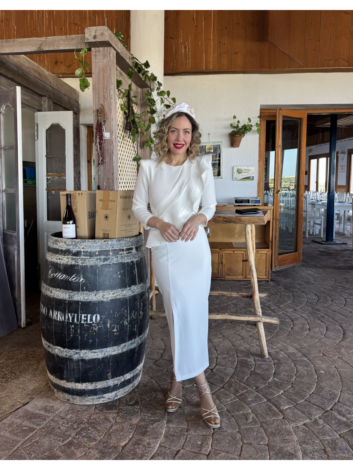 Vestido midi en color blanco.
