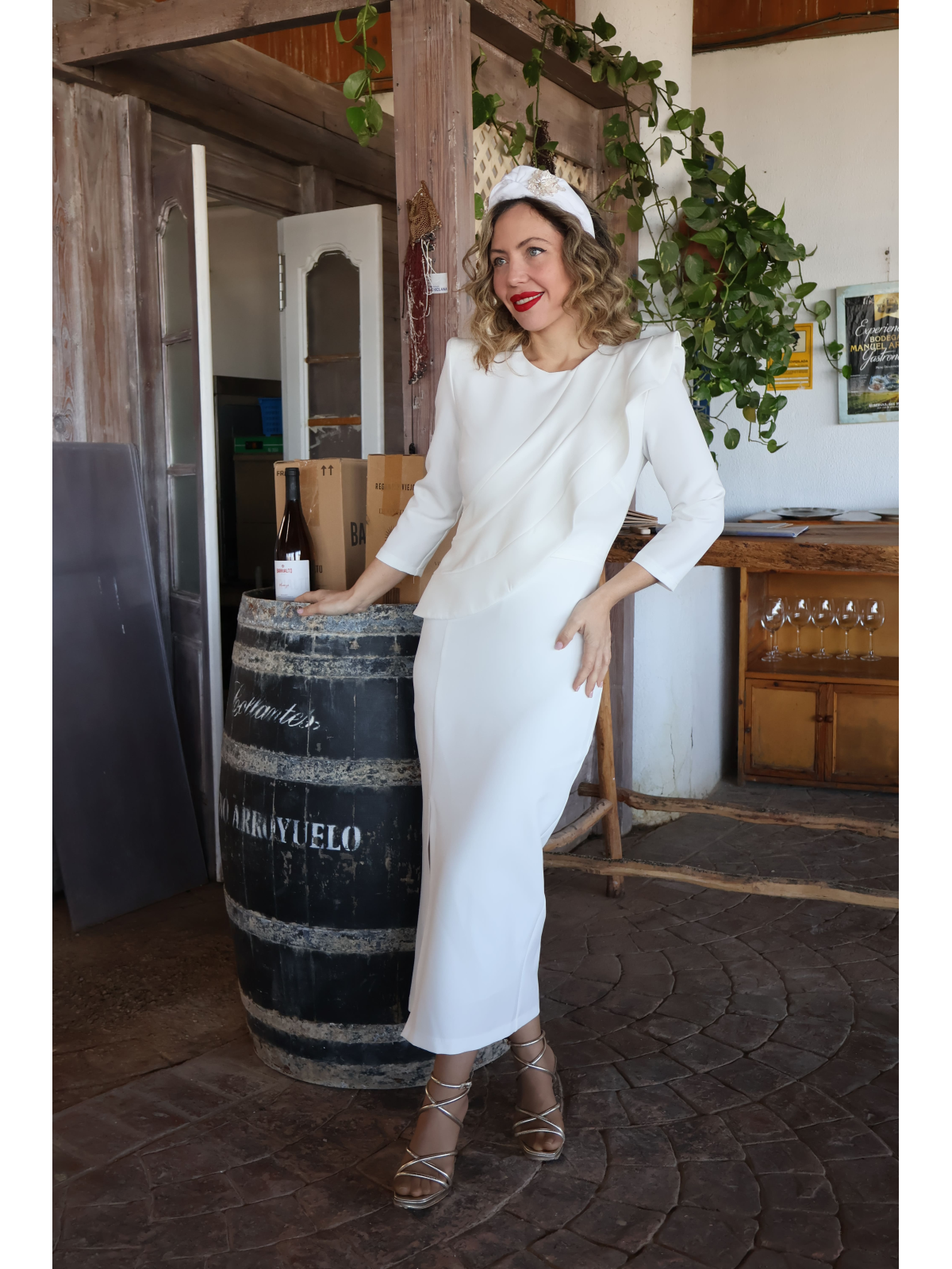 Vestido midi en color blanco.