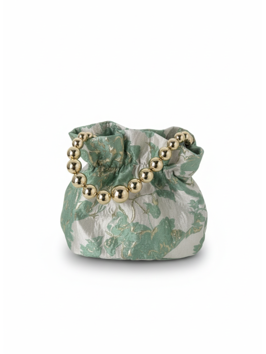 Bolso tipo bombonera confeccionado en tejido satinado.