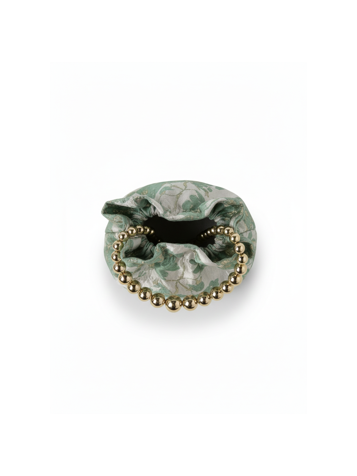 Bolso tipo bombonera confeccionado en tejido satinado.