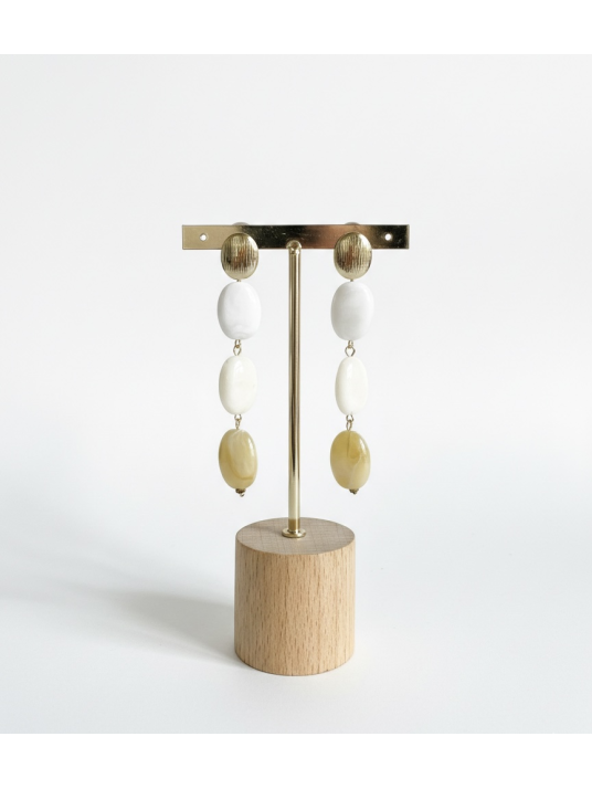 Pendiente combinado con 3 piedras de diferentes colores.