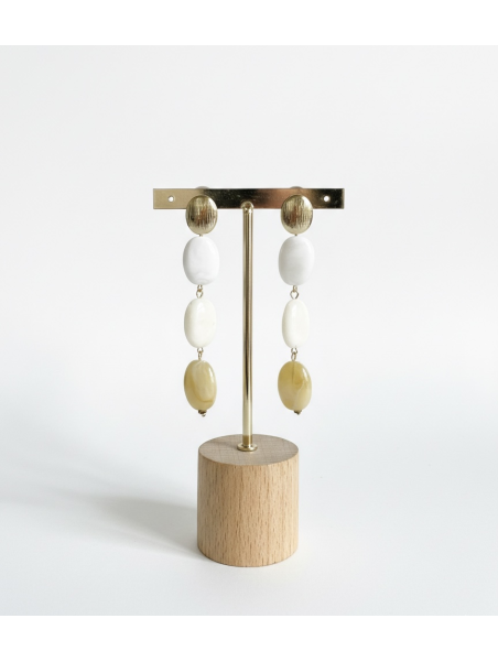 Pendiente combinado con 3 piedras de diferentes colores.