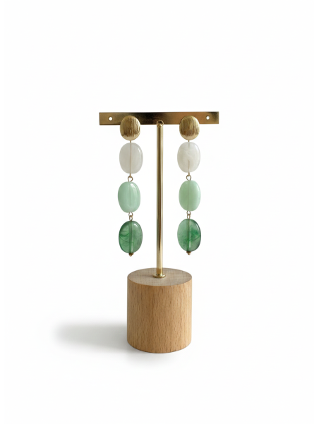 Pendiente combinado con 3 piedras de diferentes colores.