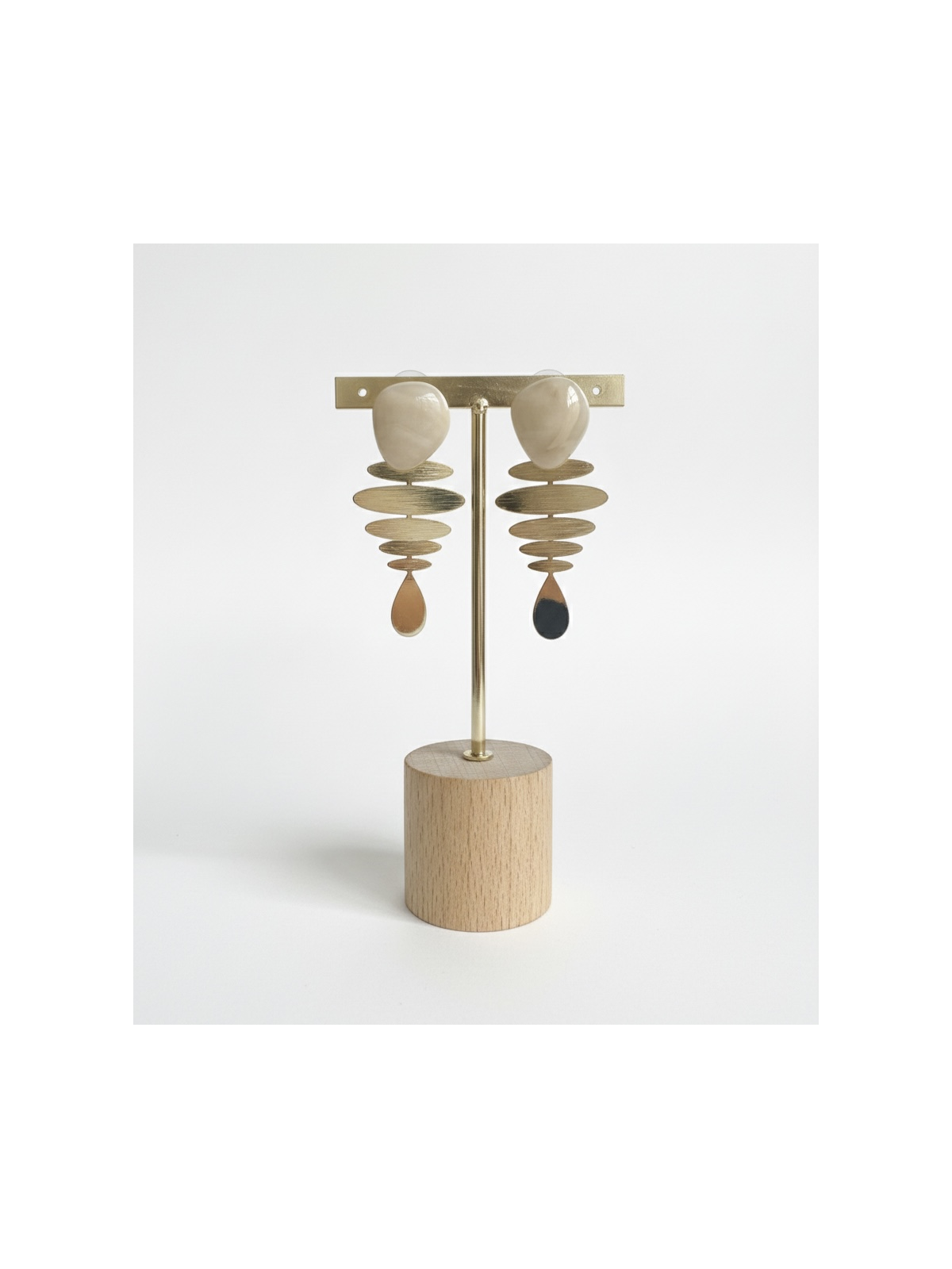 Pendientes largos con pieza superior efecto piedra en acabado suave.