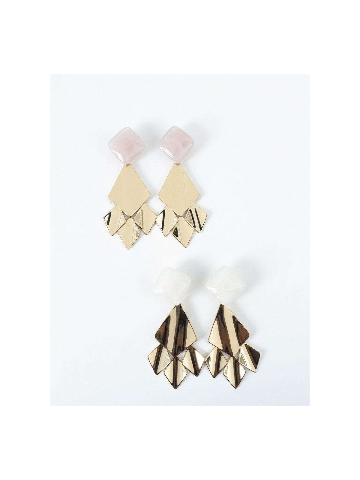 Pendientes largos con pieza superior efecto piedra en acabado suave.