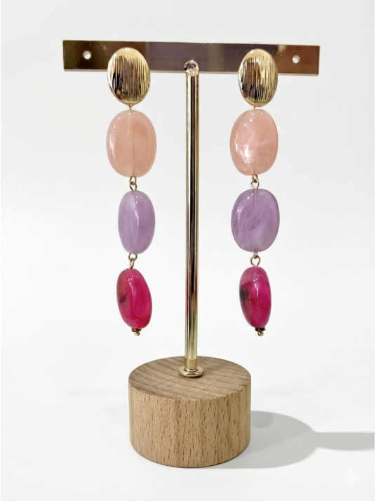 Pendiente combinado con 3 piedras de diferentes colores.