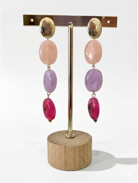 Pendiente combinado con 3 piedras de diferentes colores.