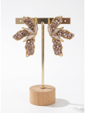 Pendientes largos con diseño en forma de flor, muy ligeros.