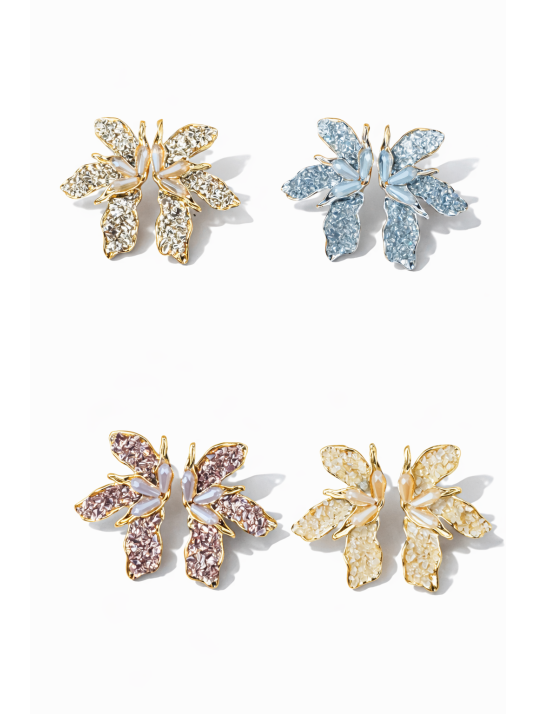 Pendientes largos con diseño en forma de flor, muy ligeros.