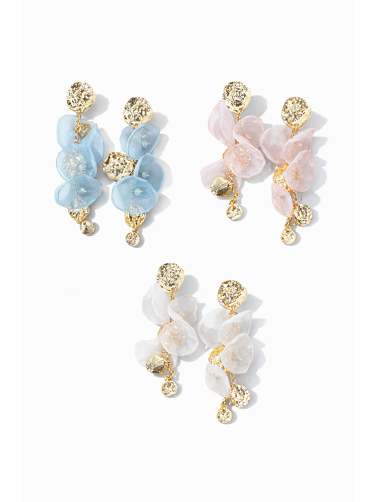 Pendientes largos con diseño en forma de flor, muy ligeros.