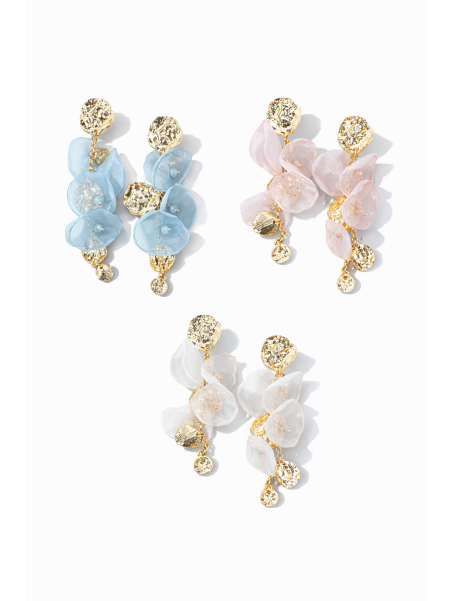 Pendientes largos con diseño en forma de flor, muy ligeros.