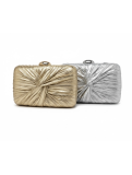 Bolso de fiesta tipo clutch con diseño plisado y detalle central .