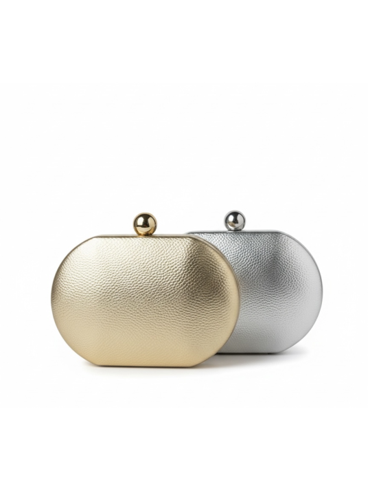 Bolso de fiesta tipo clutch rígido de forma ovalada.