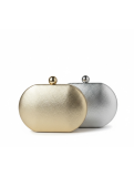 Bolso de fiesta tipo clutch rígido de forma ovalada.