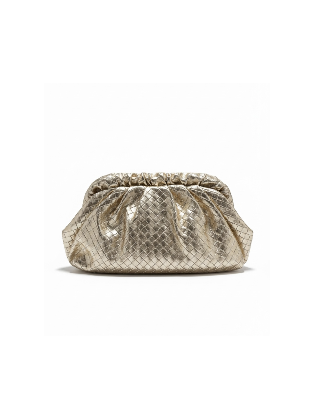 Bolso de fiesta tipo pouch en tono dorado metalizado.