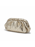 Bolso de fiesta tipo pouch en tono dorado metalizado.