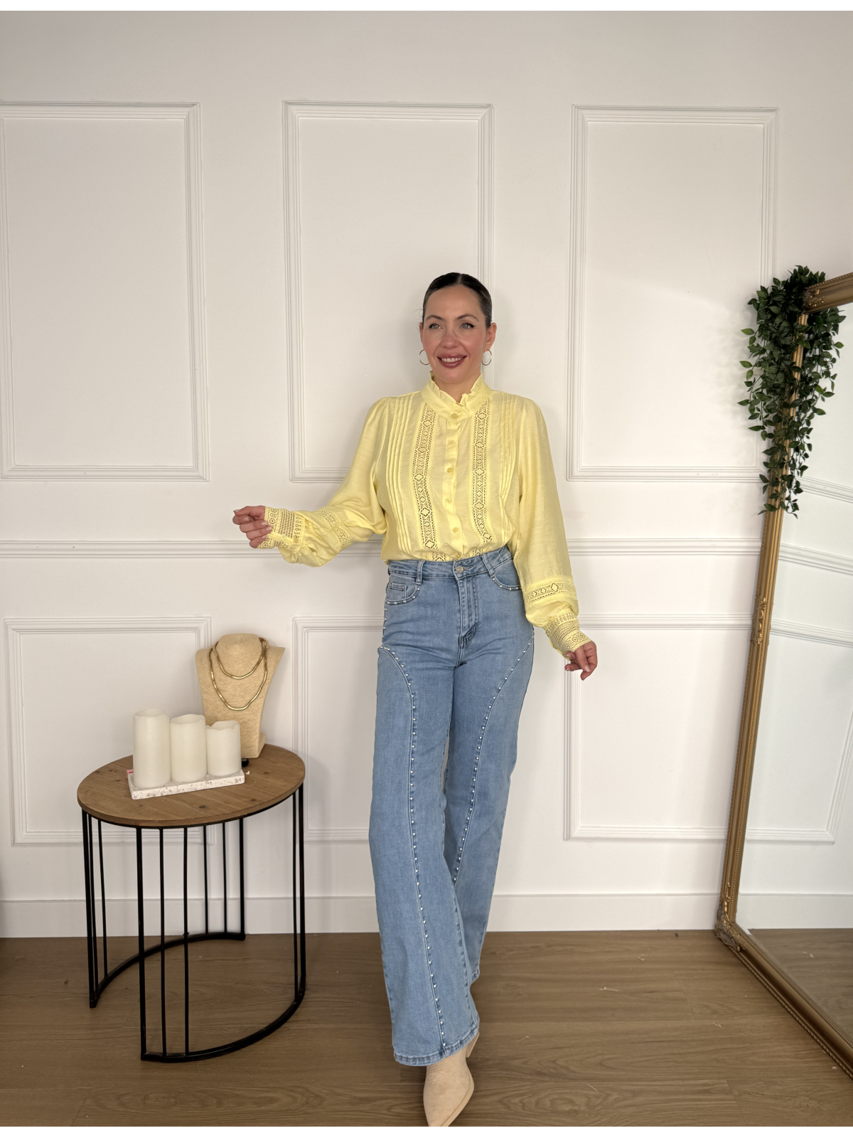 Camisa con bordados verticales de inspiración boho.