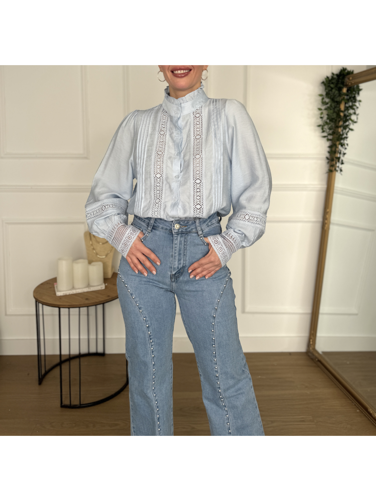 Camisa con bordados verticales de inspiración boho.