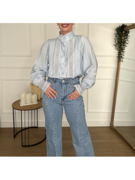 Camisa con bordados verticales de inspiración boho.