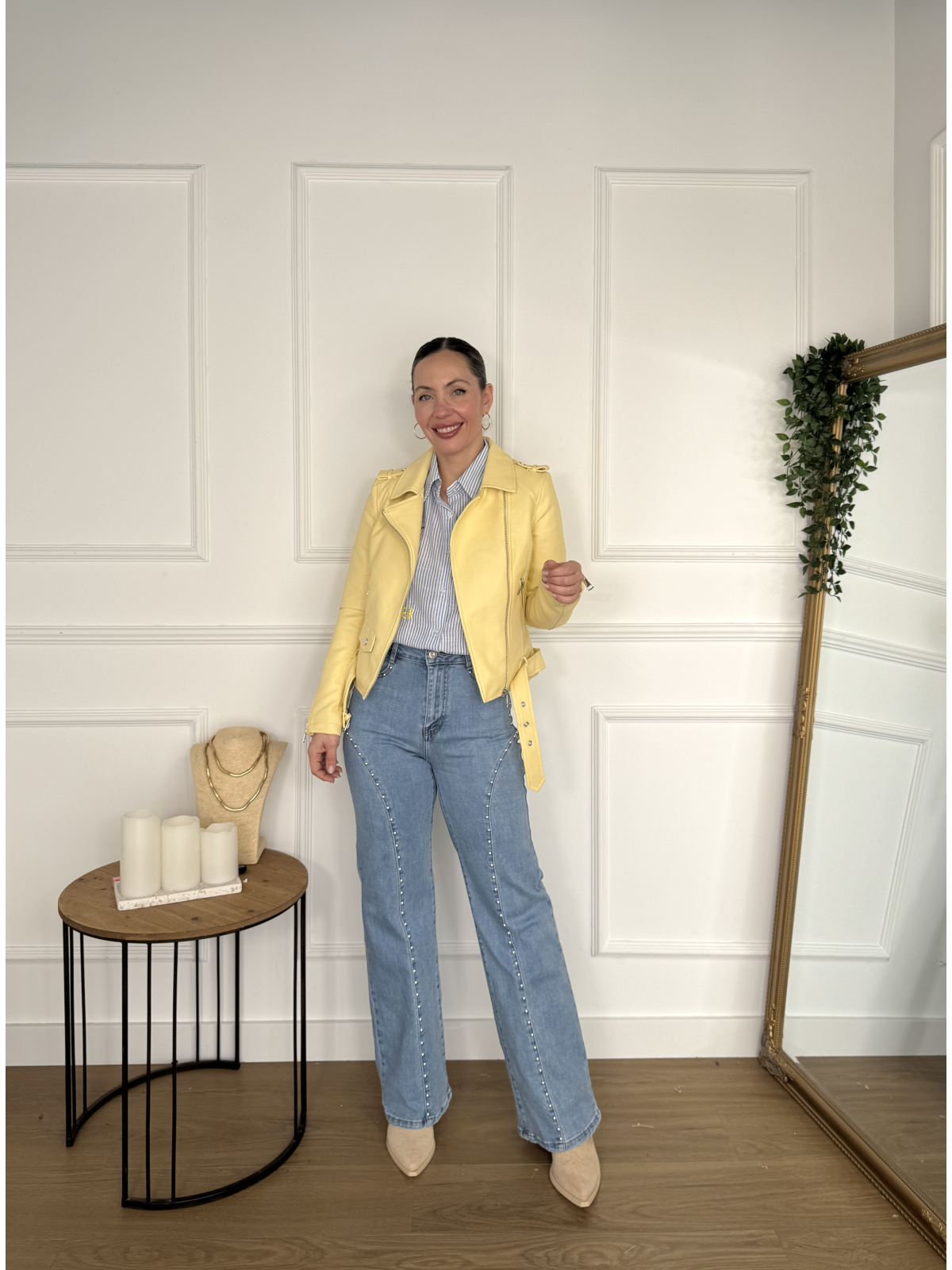 Pantalón vaquero en tono azul claro con detalles de tachuelas.