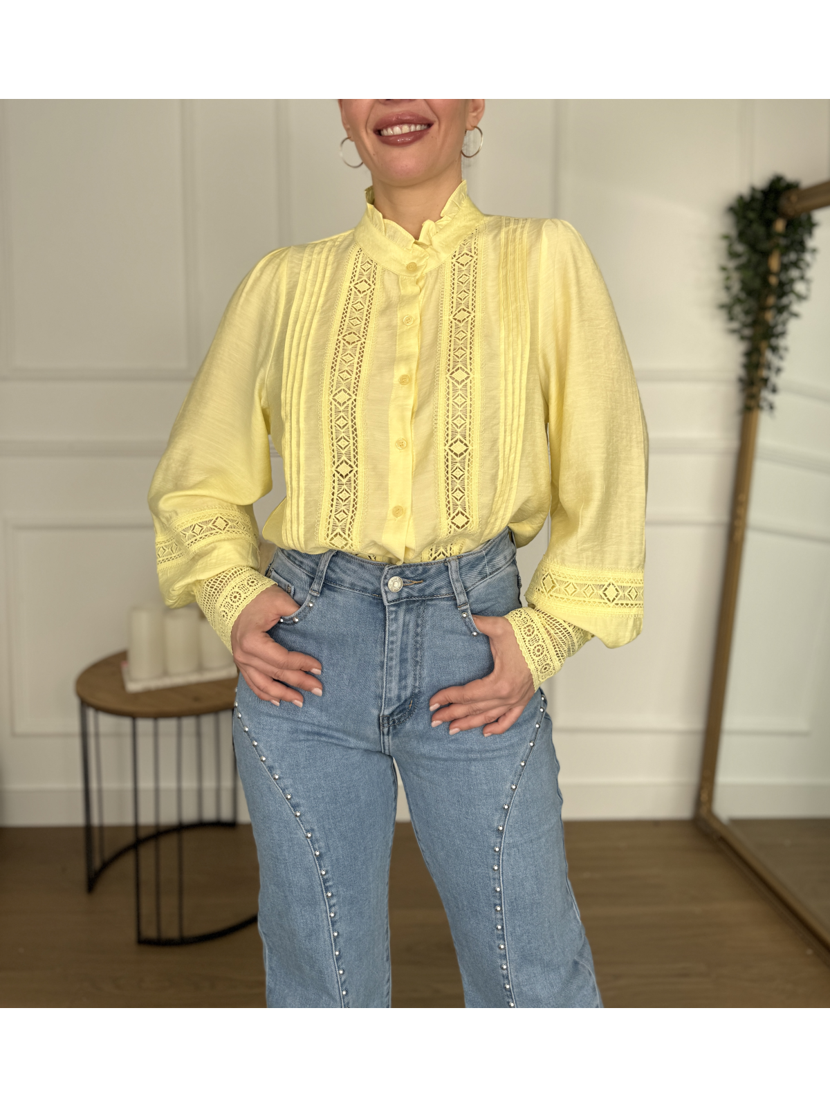 Pantalón vaquero en tono azul claro con detalles de tachuelas.