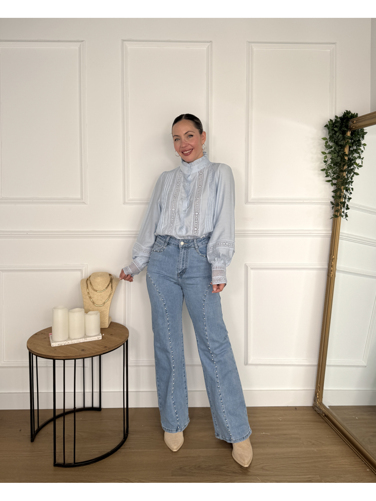 Pantalón vaquero en tono azul claro con detalles de tachuelas.