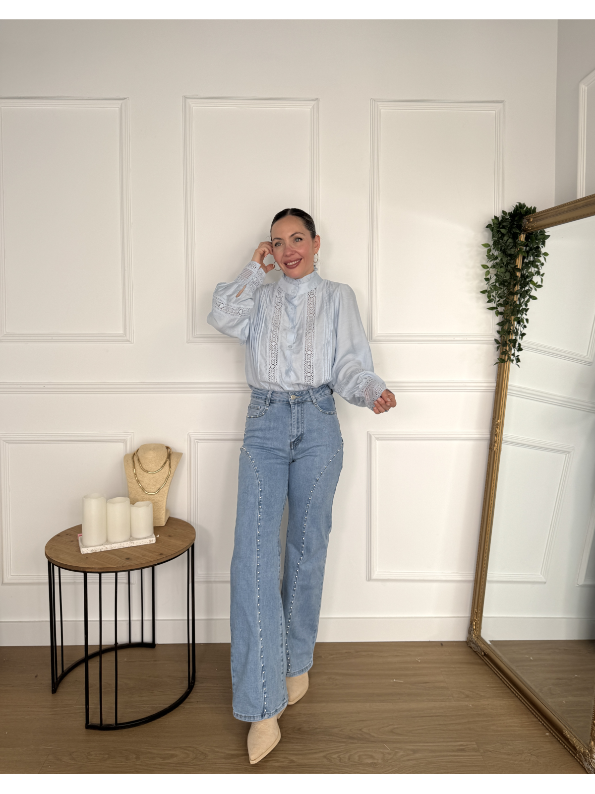 Pantalón vaquero en tono azul claro con detalles de tachuelas.