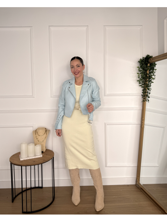 Chaqueta tipo biker en tono celeste suave.