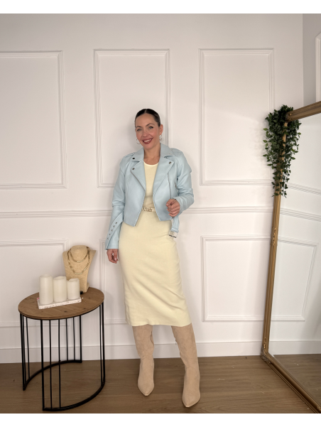 Chaqueta tipo biker en tono celeste suave.