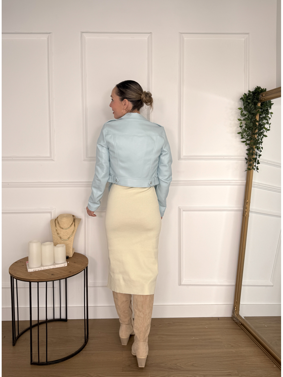 Chaqueta tipo biker en tono celeste suave.