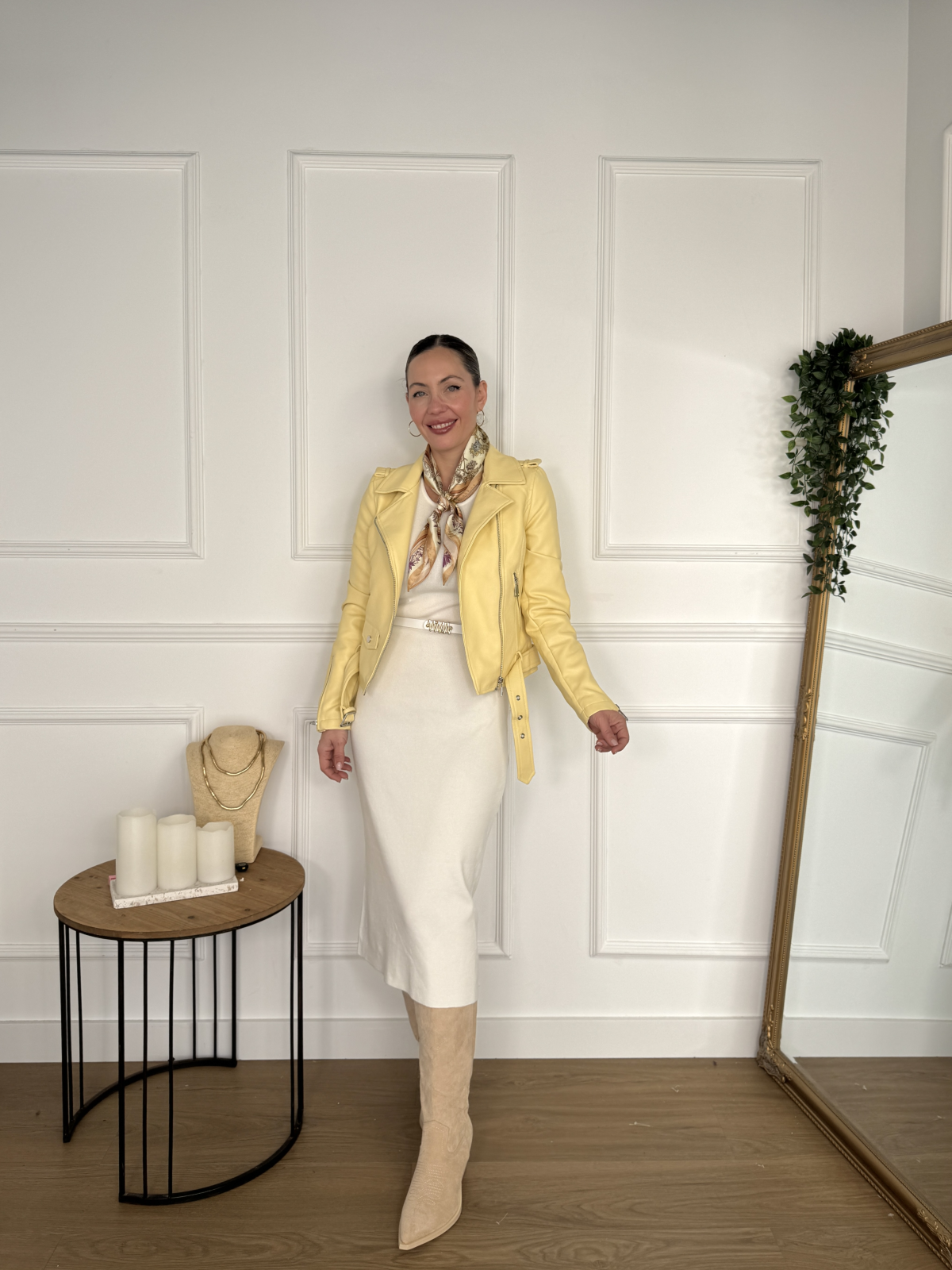 Chaqueta tipo biker en tono amarillo mantequilla.