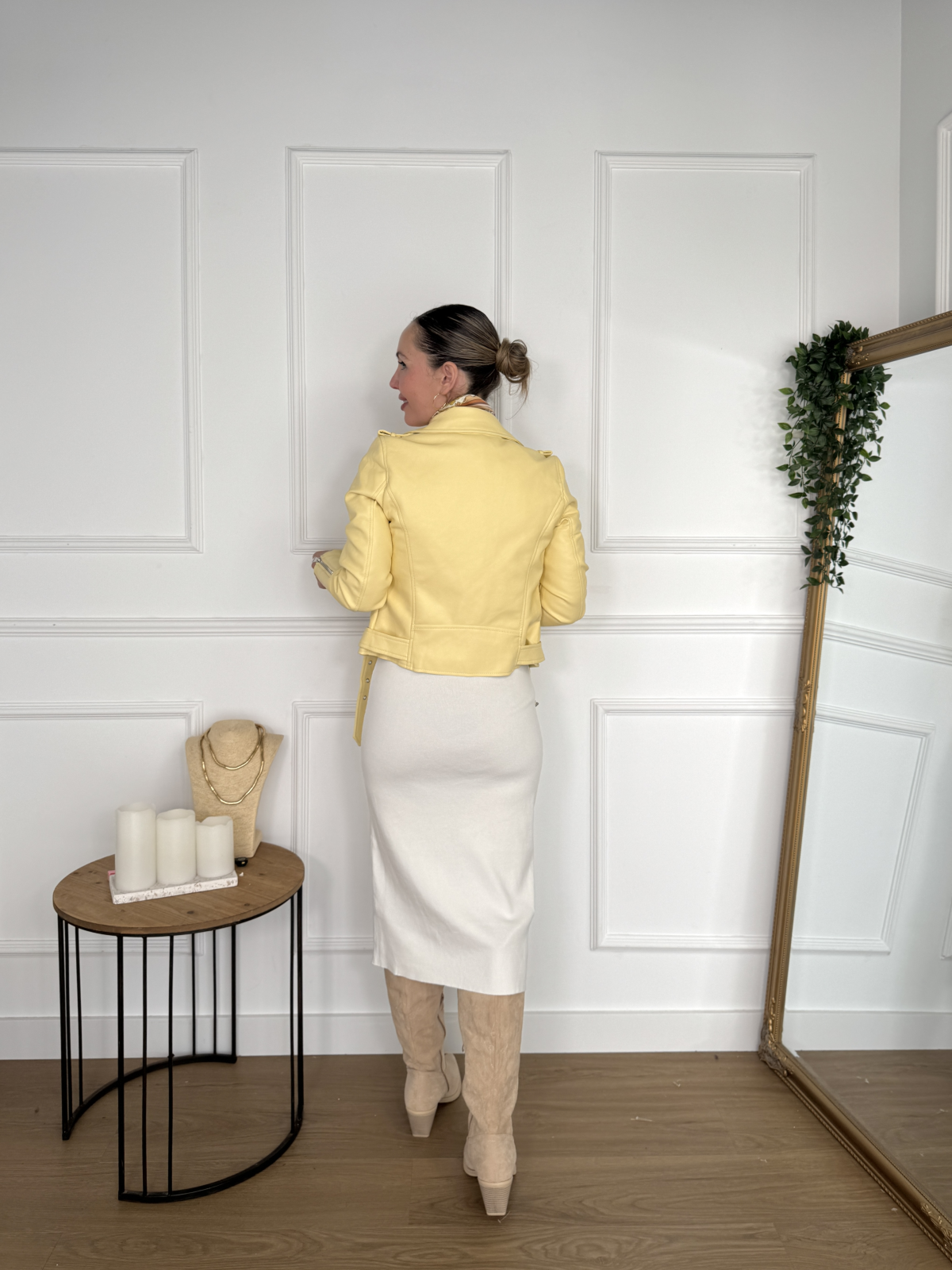 Chaqueta tipo biker en tono amarillo mantequilla.