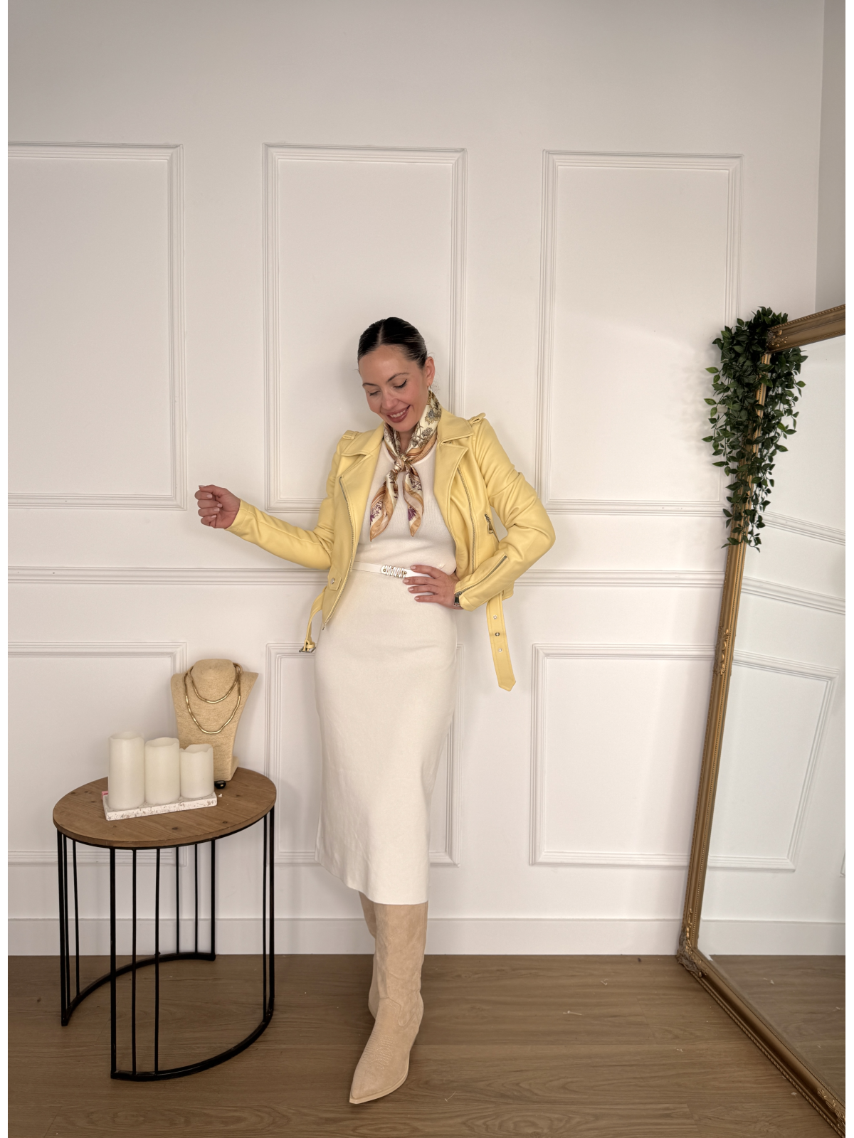 Chaqueta tipo biker en tono amarillo mantequilla.