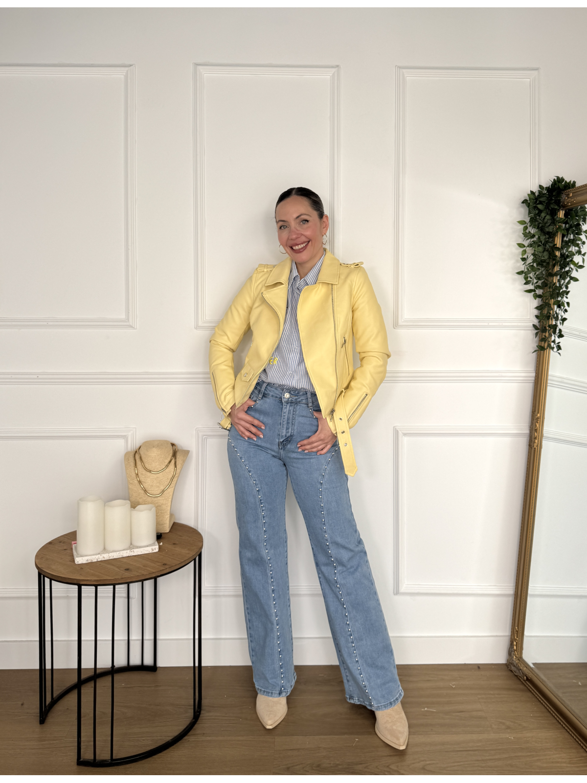 Chaqueta tipo biker en tono amarillo mantequilla.