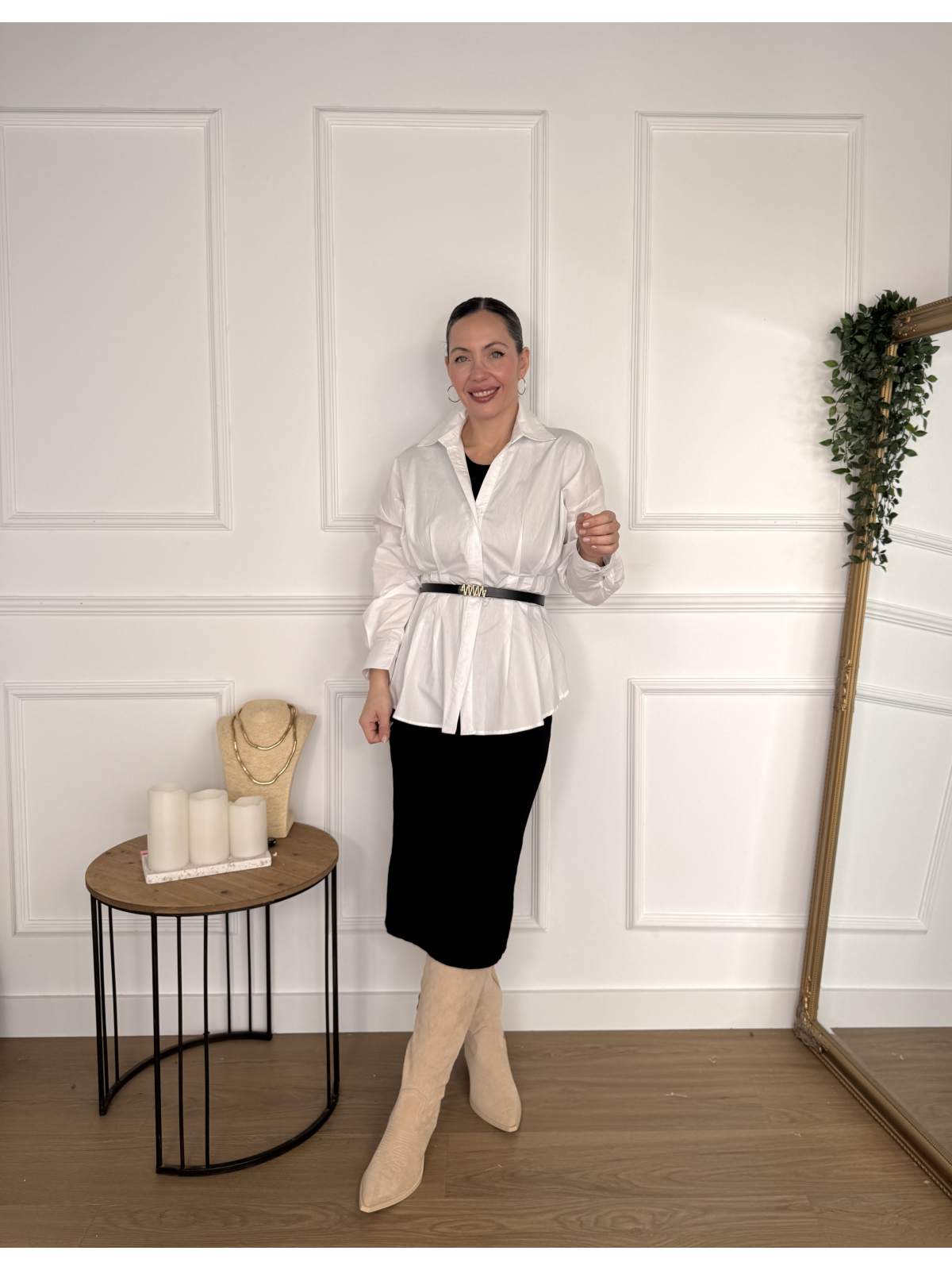 Camisa blanca de corte estructurado.