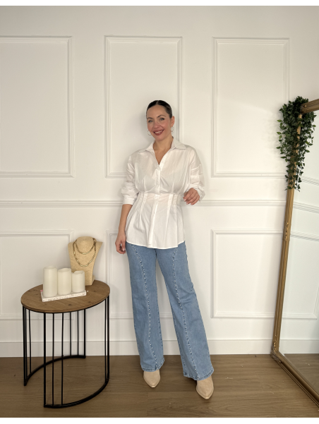 Camisa blanca de corte estructurado.
